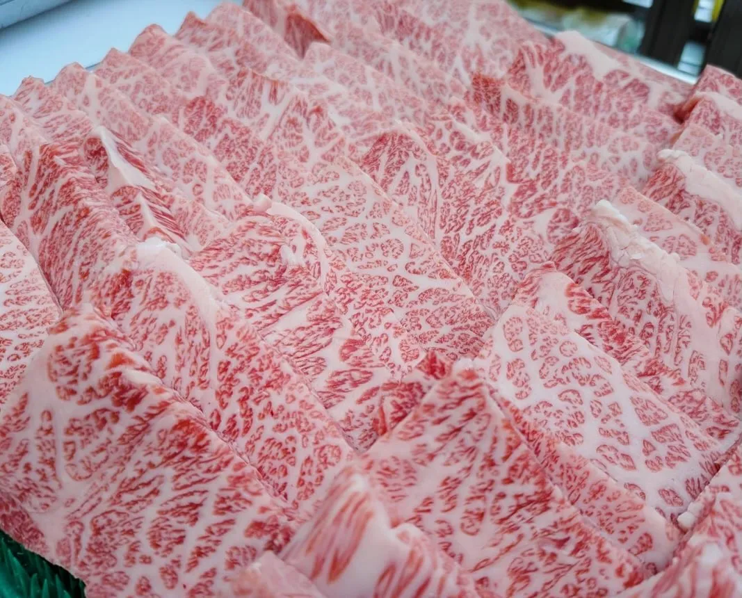 週末がやってきました✨姫路のびっくり市で新鮮なお肉が並んでい...